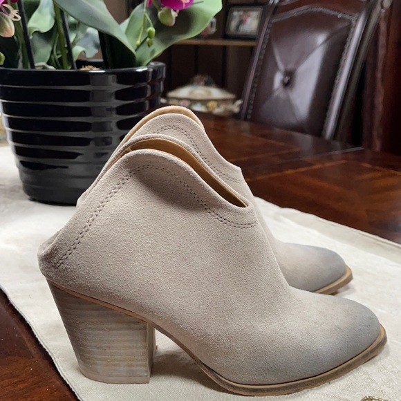 Chinese Laundry Mules - Picture 2 of 5